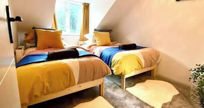 WOW 2-BED, Parking, WiFi, Netflix - 5min to Beach