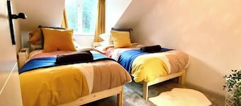 WOW 2-BED, Parking, WiFi, Netflix - 5min to Beach