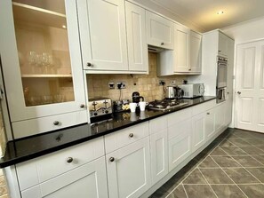 Fridge, microwave, oven, stovetop - Lovely 3 bedroom house - parking, garden &amp; wifi (Poole)