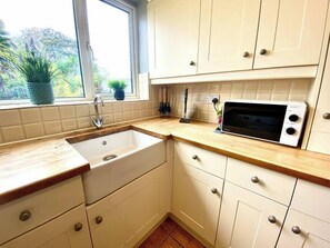 Fridge, microwave, oven, toaster - 4 Bedroom Poole House-Sleeps 8 -inc.Parking & WiFi (Poole)