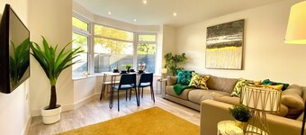Beautiful 2 bedroom near the sea with free parking