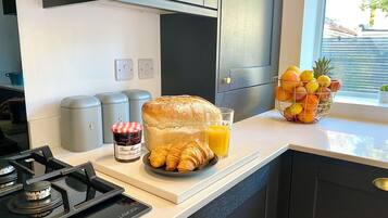 Fridge, oven, stovetop, cookware/dishes/utensils