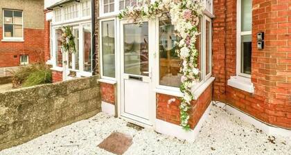 Homely 4 Bedroom large house inc free parking