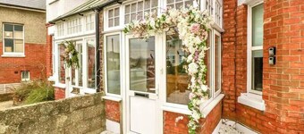 Homely 4 Bedroom large house inc free parking