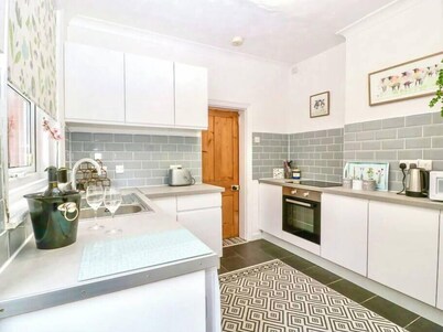 Homely 4 Bedroom large house inc free parking