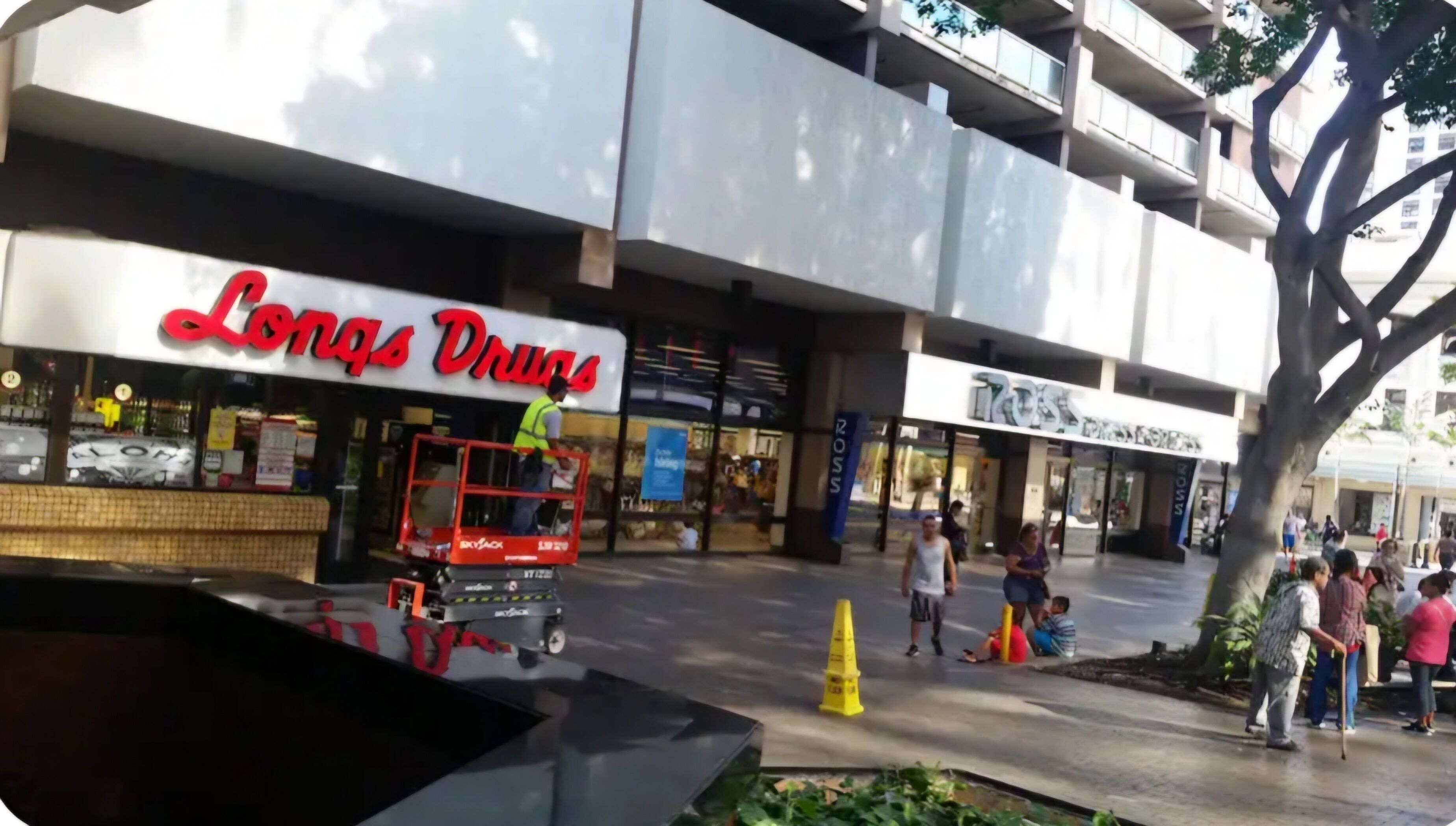 Un edificio comercial con una farmacia llamada 'Longs Drugs' y una tienda llamada 'ROSS'.