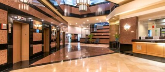 ExecutiveUnit ocean view-freeWIFI heated Olympic size pool-jacuzzi-heart of town