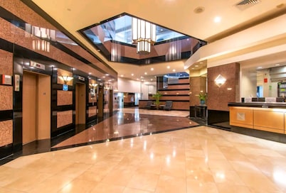 ExecutiveUnit ocean view-freeWIFI heated Olympic size pool-jacuzzi-heart of town