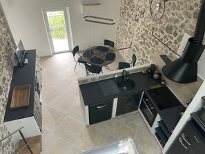 Réfrigérateur, micro-ondes, four, plaque de cuisson