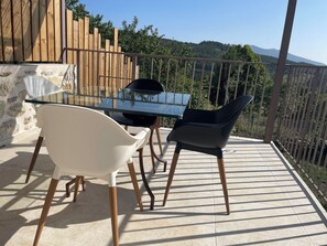 Outdoor dining - Maison de Caractère (Peyroules)