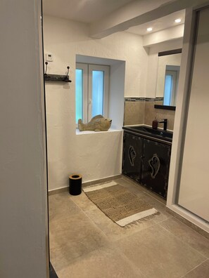 Hair dryer, towels, toilet paper - Maison de Caractère (Peyroules)
