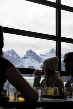 Dining - Summit Rails -3bedroom loft (Canmore)