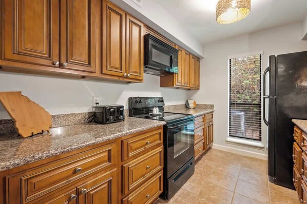 Coffee/tea maker, cookware/dishes/utensils