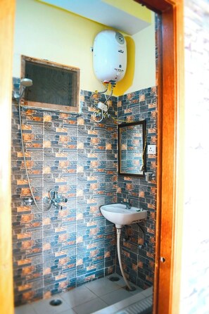 Dusj, hårføner, håndklær og såpe