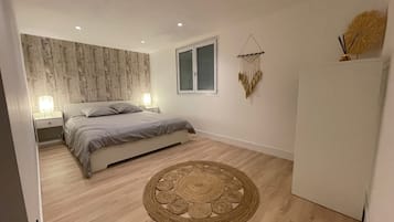 5 quartos, escrivaninha, ferros/tábuas de passar roupa, berço de viagem