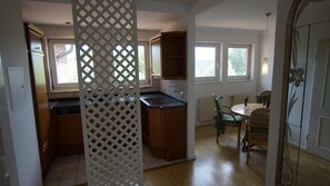 Fridge, oven, dishwasher, coffee/tea maker