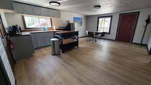 Kjøleskap, mikrobølgeovn, ovn og kokeplater