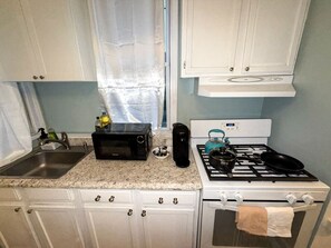 Kühlschrank, Mikrowelle, Ofen, Wasserkocher mit Kaffee-/Teezubehör