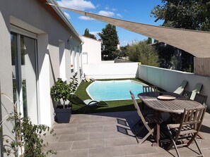 Outdoor dining - Single-storey house with swimming pool to the south of France (Bizanet)