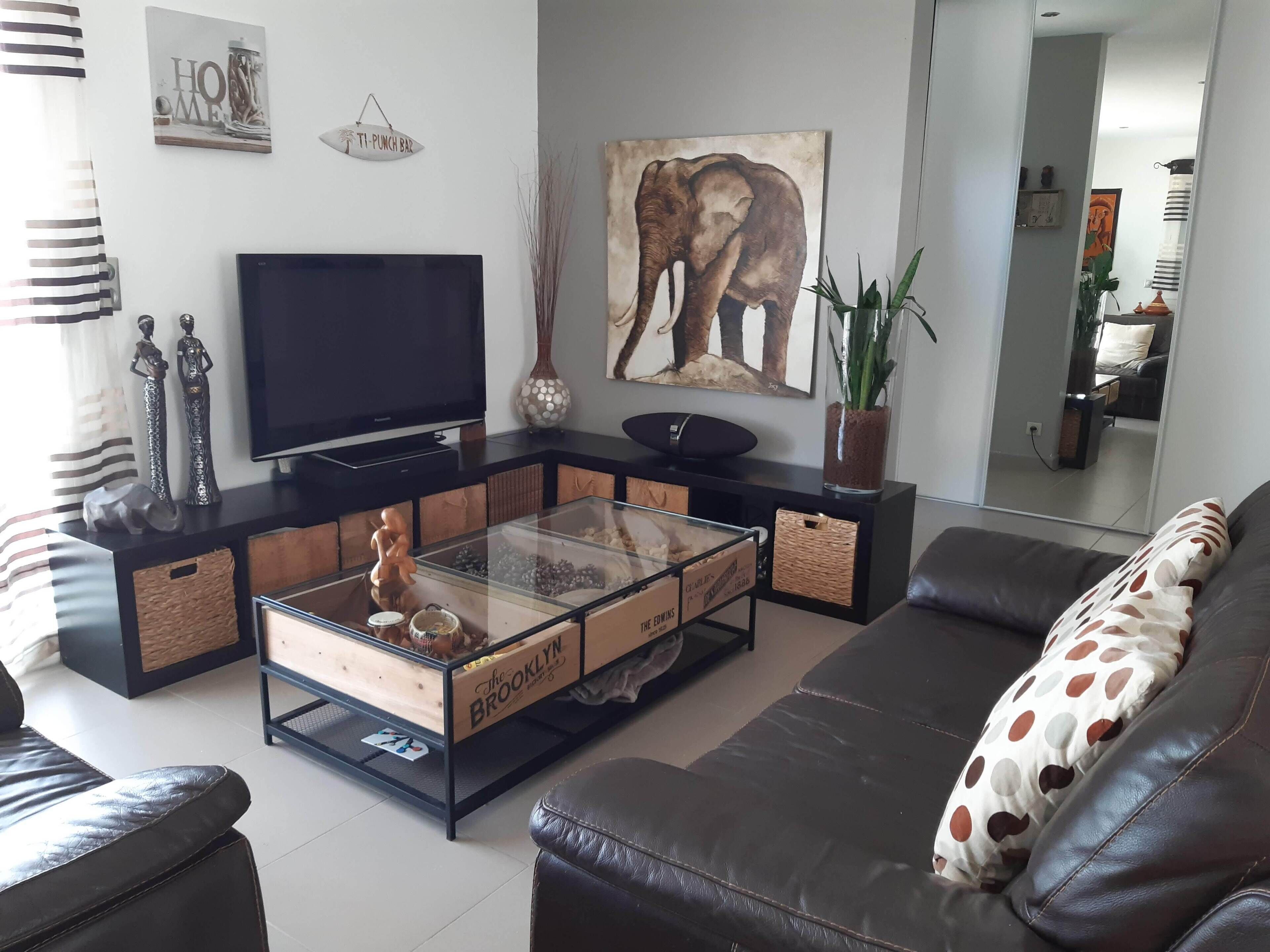 Een televisie en boeken