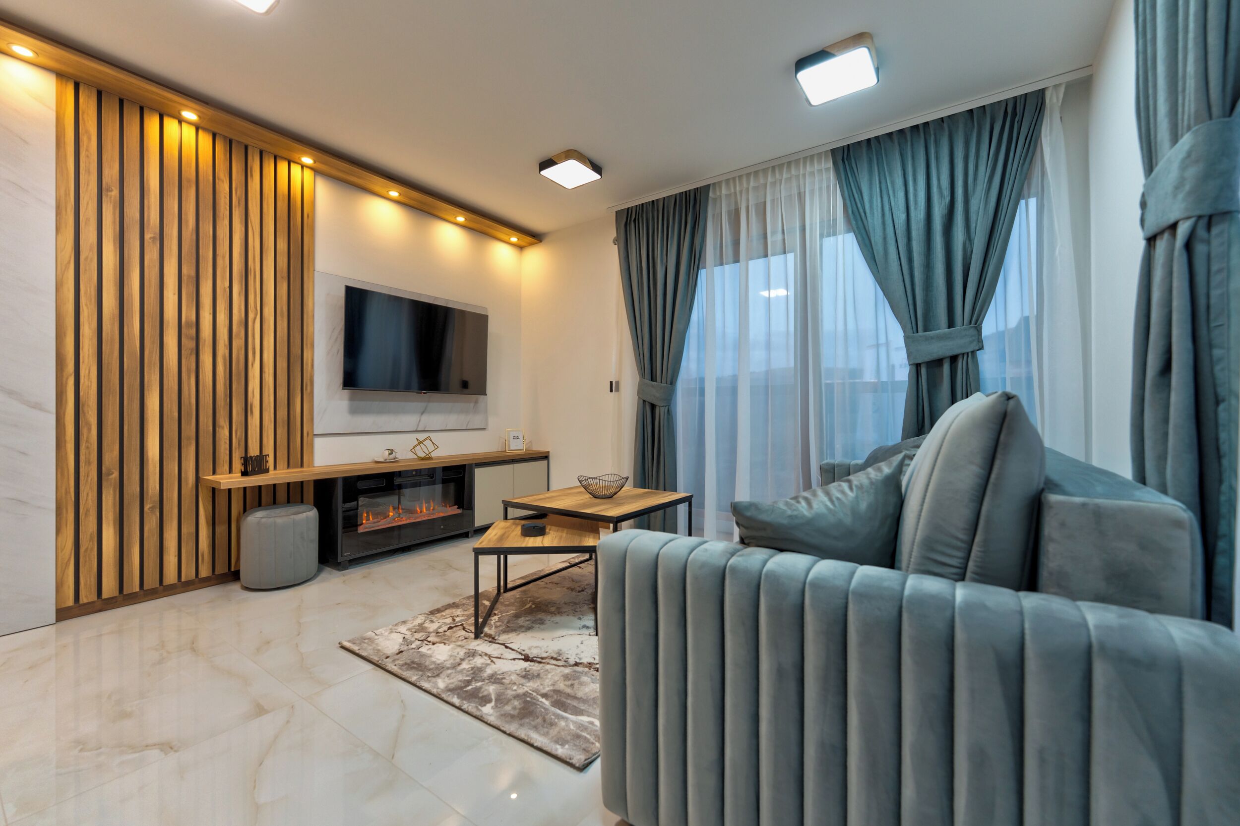 Departamento Deluxe, patio, vista a la montaña | Área de sala de estar | Televisión LCD de 42 pulgadas con canales premium 