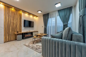 家庭公寓, 露台, 山景 | 起居区 | 42-英寸液晶电视 （配备收费电视频道）、加热地板