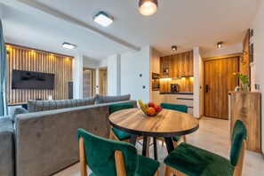 Executive Apartment, 1 Bedroom, Patio, Mountain View | Living area