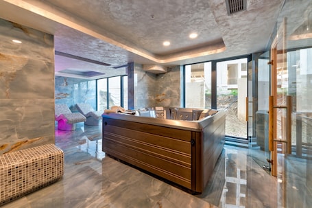 Sauna, hot tub