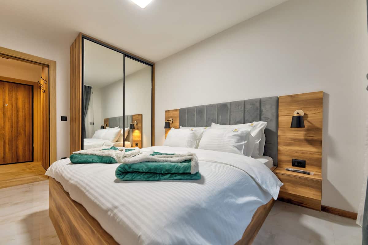 Deluxe appartement, patio, uitzicht op bergen | 1 slaapkamer, luxe beddengoed, bedden met traagschuimmatras, een bureau