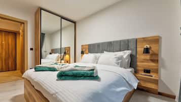 Family Apartment, Patio, Mountain View | Premium bedding, memory foam beds, desk, laptop workspace