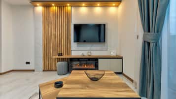 Familienapartment, Terrasse, Bergblick | Fernseher