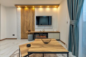 Apartamento família, varanda, vista para a montanha | TV