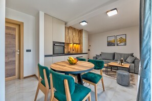 Apartamento presidencial, varanda, vista para a montanha | Área de estar | TV LCD 42 polegadas com canais de TV premium, pisos aquecidos