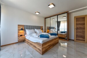 行政公寓, 1 间卧室, 露台, 山景 | 高档床上用品、记忆海绵床垫、办公桌、笔记本电脑工作区