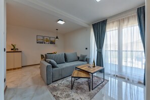 Executive Apartment, 1 Bedroom, Patio, Mountain View | Living area