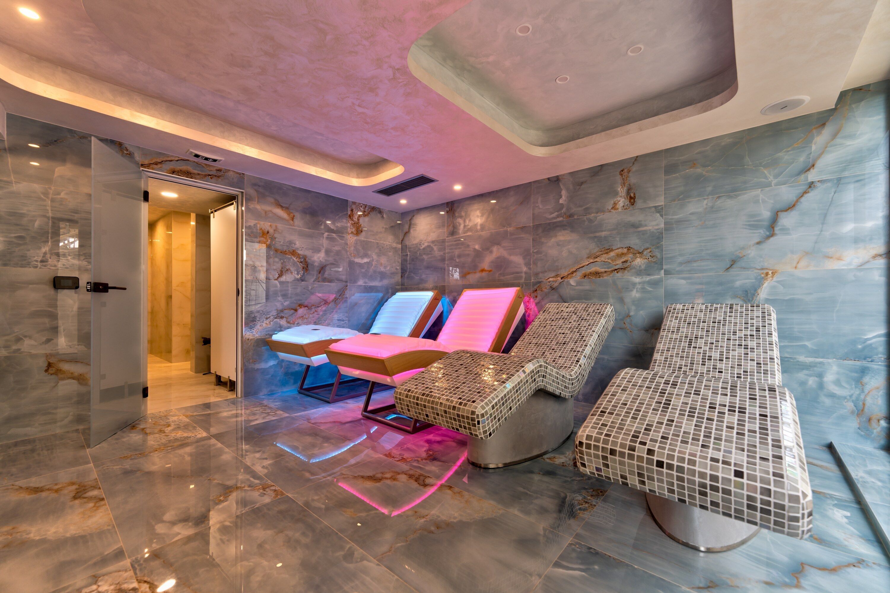 Sauna seca, banheira de hidromassagem