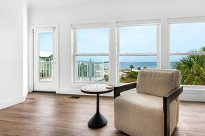 Casa, varias camas (WHAT-A-BEACH) | Zona de estar | Una televisión