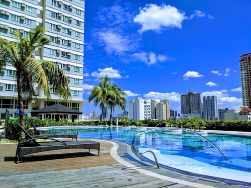 Spacious 2BR in Central Makati with Pool, Wi-Fi & Netflix