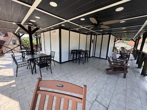 Outdoor dining - River Escape Studio 104 (Helen)