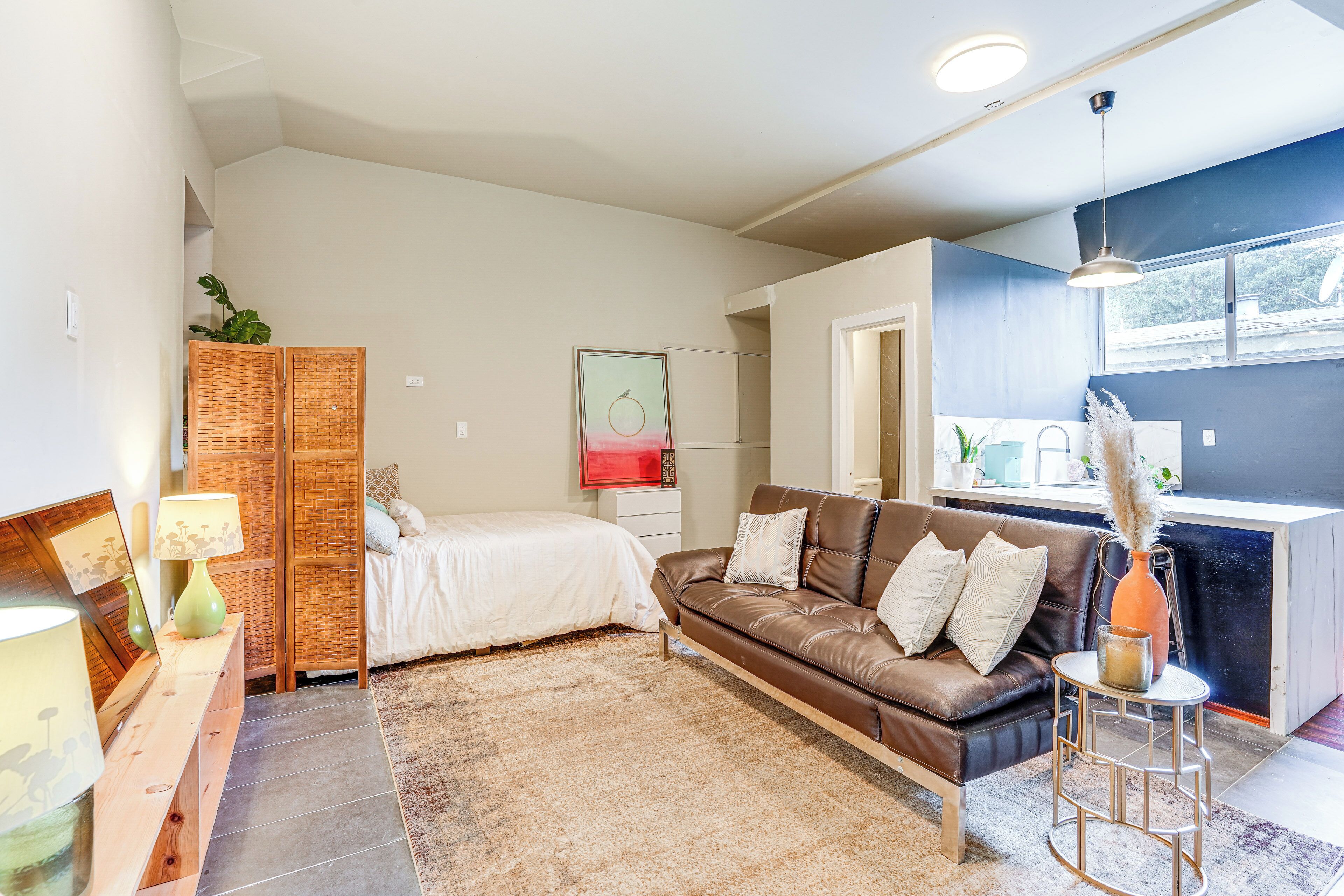 Cozy Oakland Studio w/ Hot Tub ~ 9 Mi to Downtown!