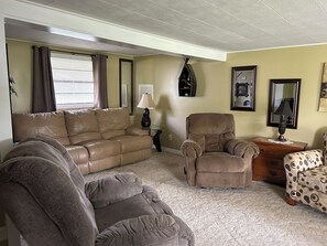 Living area - Fogarty Hideaway - Dunn's Creek & St. Johns River 2 Bdrm and 2 Bath. (Satsuma)