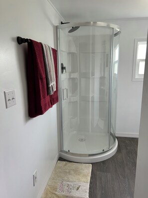 Douche, séchoir à cheveux, serviettes fournies, papier de toilette
