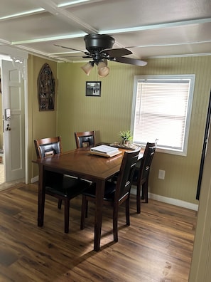 Dining - Fogarty Hideaway - Dunn's Creek & St. Johns River 2 Bdrm and 2 Bath. (Satsuma)