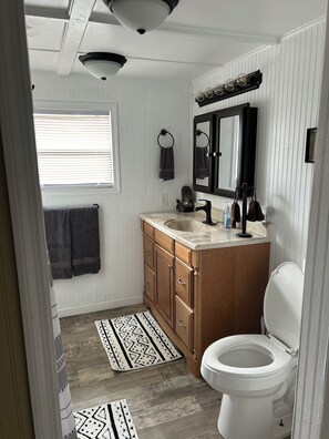 Bruser, hårtørrer, håndklæder, Toiletpapir