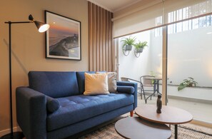 Apartment (05) | Living area | 40-inch Smart TV with cable channels - Mirano By Wynwood House (Lima)