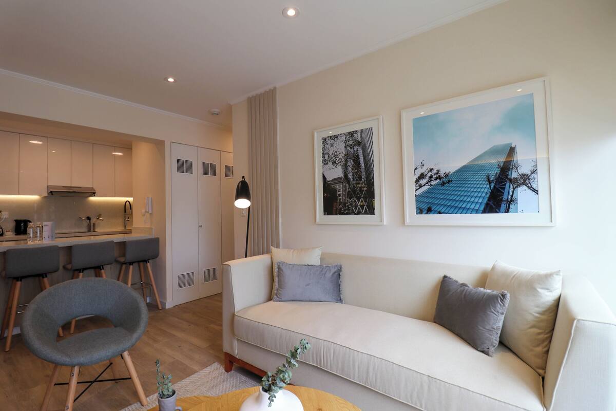 Apartamento, 2 quartos (206) | Área de estar | Smart TV 40 polegadas com canais a cabo