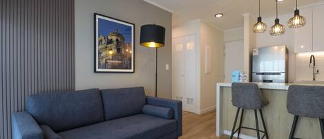 Apartment, 2 Bedrooms (105) | Living area | 40-inch Smart TV with cable channels