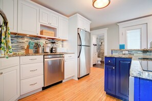 Fridge, microwave, oven, stovetop - Modern condo in ideal Ogunquit location (Ogunquit)