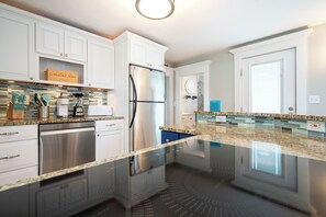 Køleskab, mikrobølgeovn, ovn, kogeplade