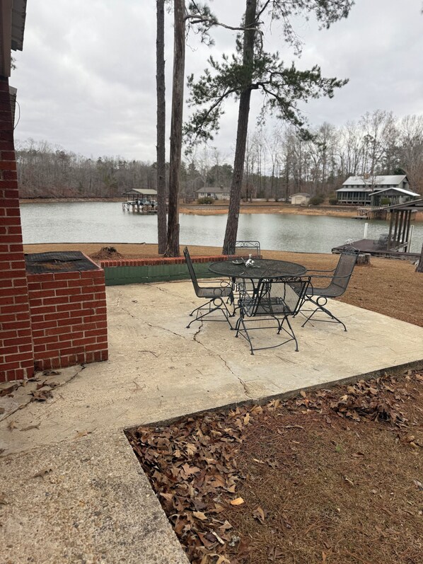 Outdoor dining - Cozy 2-bedroom with 180 water views (Jacksons' Gap)